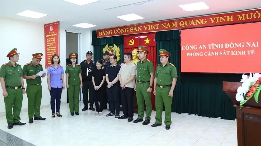 Công bố Quyết định khởi tố bắt tạm giam 3 bị can (từ trái qua Nguyễn Thị Tuyến, Đinh Văn Liên và Nguyễn Quốc Vũ) (Ảnh: CAĐN)