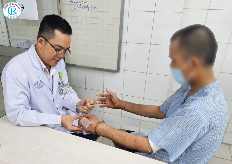 Sau phẫu thuật, đôi bàn tay của bệnh nhân đã được nối lại thành công (Ảnh: Bệnh viện Chợ Rẫy - TP. Hồ Chí Minh)
