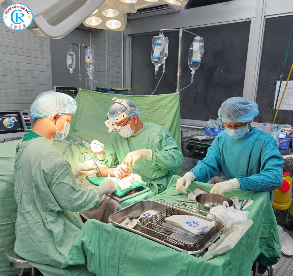 Các bác sĩ đang phẫu thuật cho bệnh nhân (Ảnh: Bệnh viện Chợ Rẫy - TP. Hồ Chí Minh)