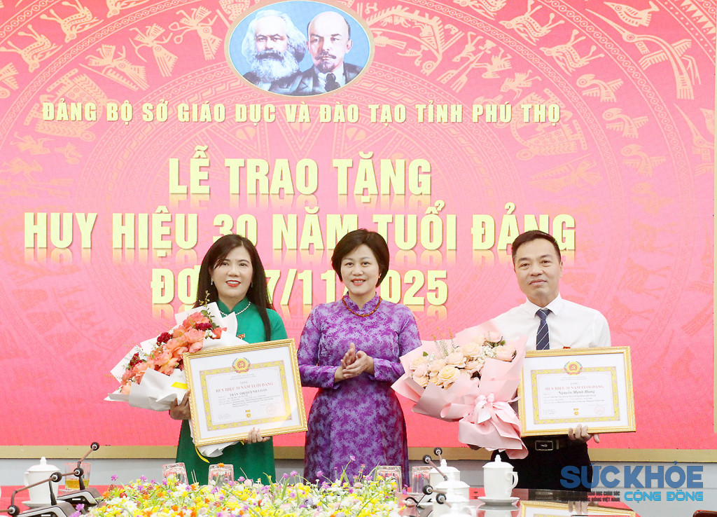 Phó Bí thư Đảng ủy UBND tỉnh Đỗ Thị Ngọc Ánh trao tặng Huy hiệu 30 năm tuổi Đảng cho đảng viên Trần Thị Quỳnh Loan và đảng viên Nguyễn Mạnh Hùng