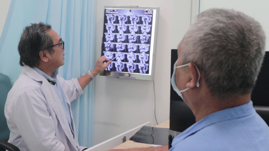 Bác sĩ đang thăm khám cho bệnh nhân (Ảnh: Bệnh viện Bình Dân - TP. Hồ Chí Minh)