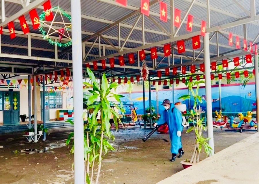 Nhân viên Trung tâm Y tế Ayun Pa xử lý môi trường sau bão lũ (Ảnh: CTV)