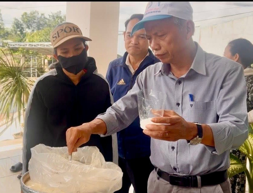 Cán bộ Trung tâm Kiểm soát bệnh tật tỉnh hướng dẫn cán bộ, nhân viên Trung tâm Y tế Ayun Pa khử khuẩn nước sau bão, lũ (Ảnh: CTV)