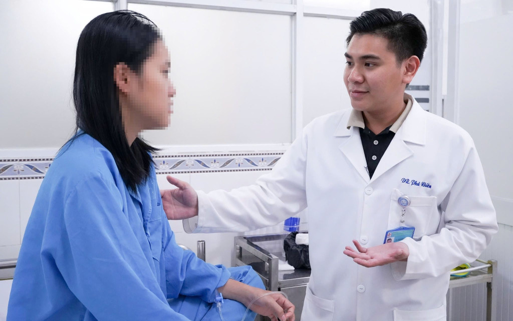 Bác sĩ đang kiểm tra tình trạng sức khỏe cho bệnh nhân trẻ tuổi (Ảnh: Bệnh viện Đa khoa Sài Gòn - TP. Hồ Chí Minh)