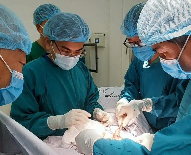 Đội ngũ bác sĩ đang tiến hành phẫu thuật cho bệnh nhân (Ảnh: Bệnh viện Đa khoa Sài Gòn - TP. Hồ Chí Minh)