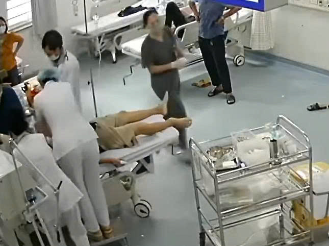 Các y bác sĩ đang nổ lực hồi sức cho bệnh nhân giành lại sự sống (Ảnh: Bệnh viện Đa khoa Vũng Tàu)