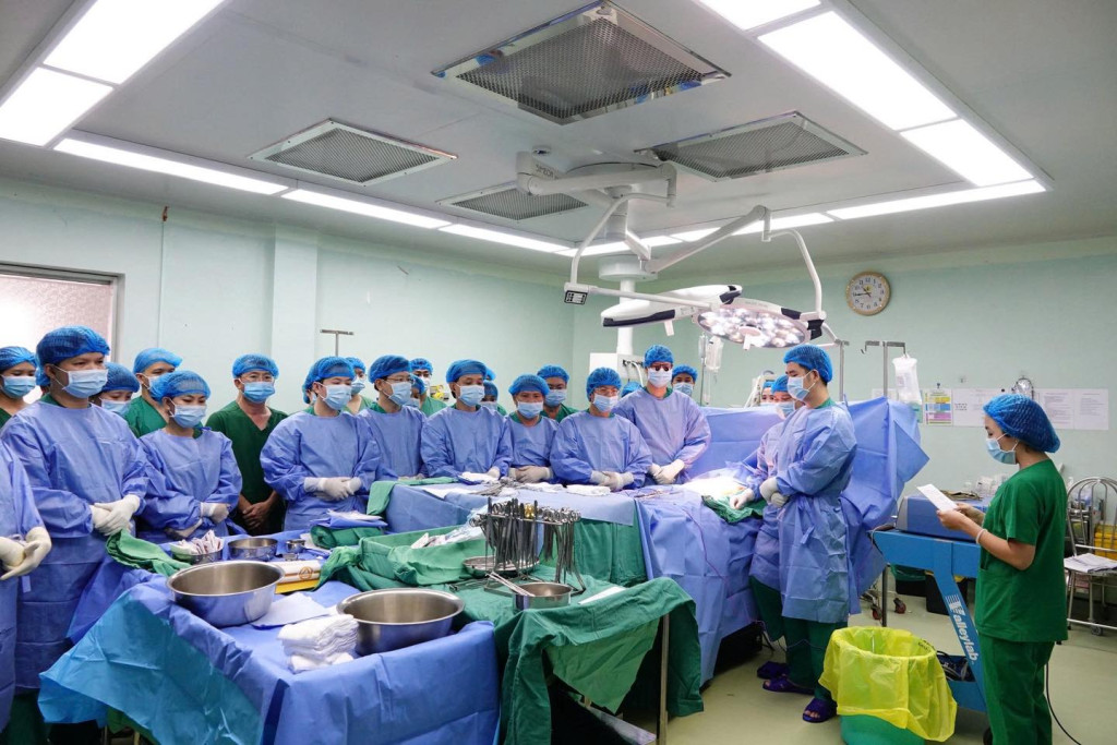 Đội ngũ y bác sĩ phẫu thuật tri ân người hiến tạng trước khi thực hiện phẫu thuật lấy tạng (Ảnh: Bệnh viện Đa khoa Trung ương Cần Thơ)
