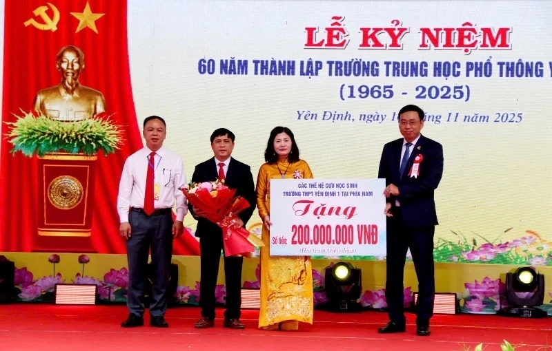 Nhiều đoàn cựu học sinh trao tặng quỹ khuyến học cho nhà trường