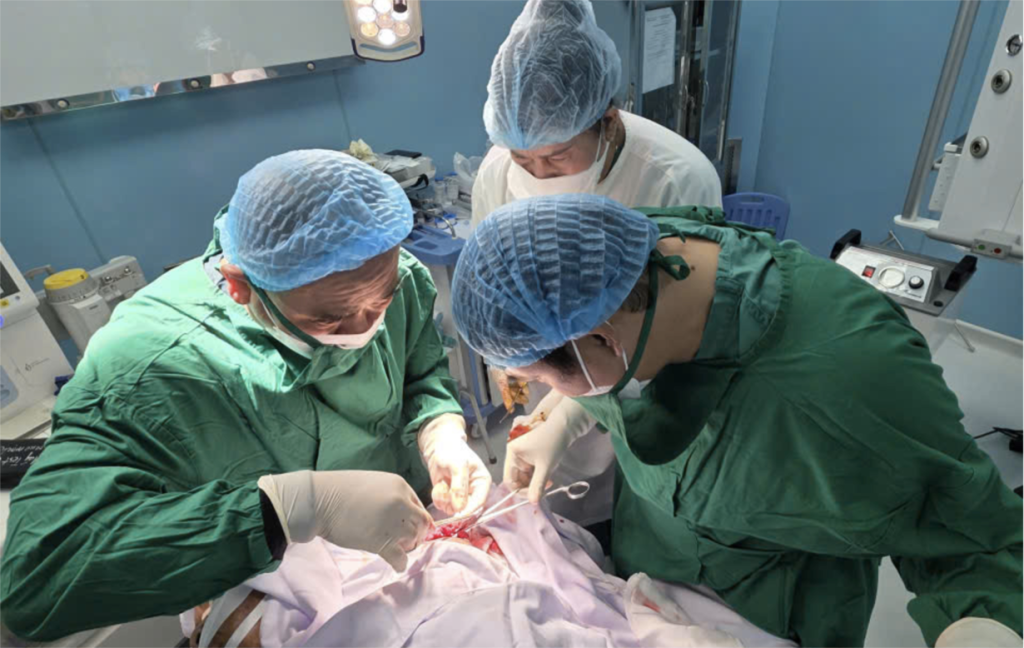 Các bác sĩ đang tiến hành phẫu thuật cho bệnh nhân (Ảnh: Sở Y tế TP. Hồ Chí Minh)