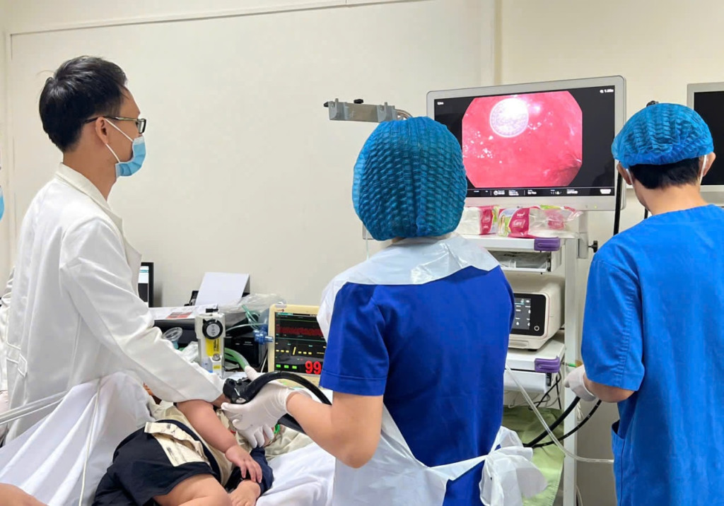 Ê-kíp y bác sĩ nội soi gây mê và gắp đồng xu trong dạ dày cho bệnh nhi D
