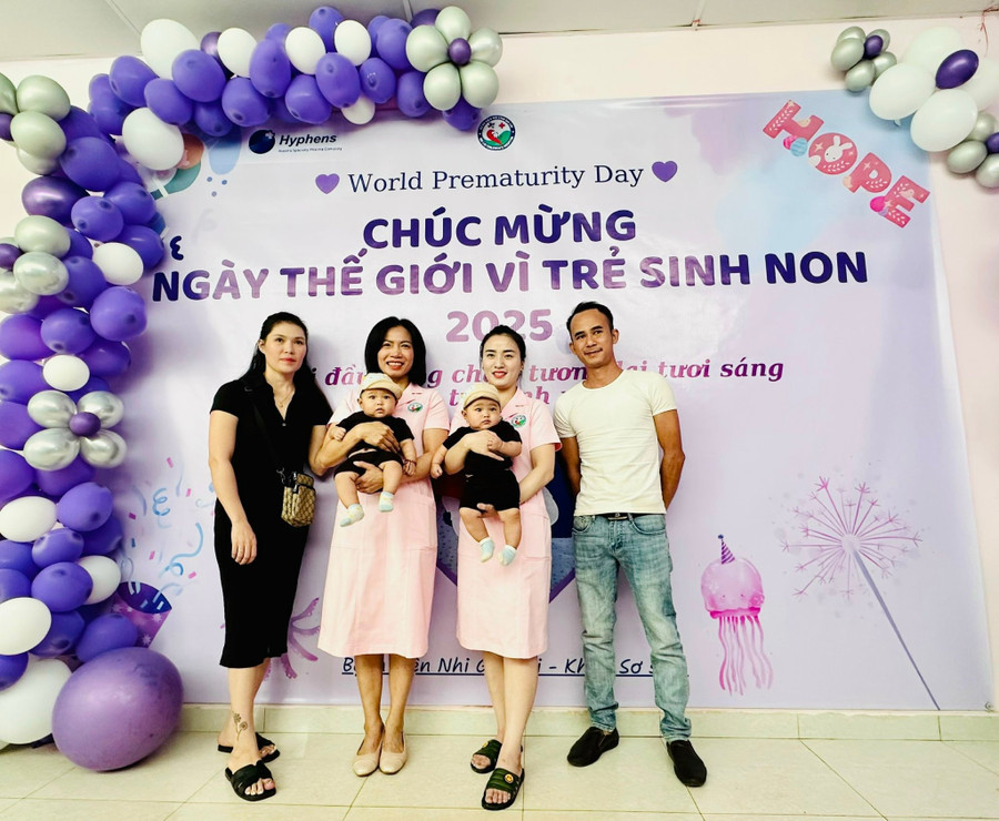 Các gia đình có trẻ sinh non lưu lại khoảnh khắc kỷ niệm cùng các y-bác sĩ Bệnh viện Nhi tỉnh Gia Lai nhân Ngày Thế giới vì Trẻ sinh non 17-11 (Ảnh: Như Nguyện)