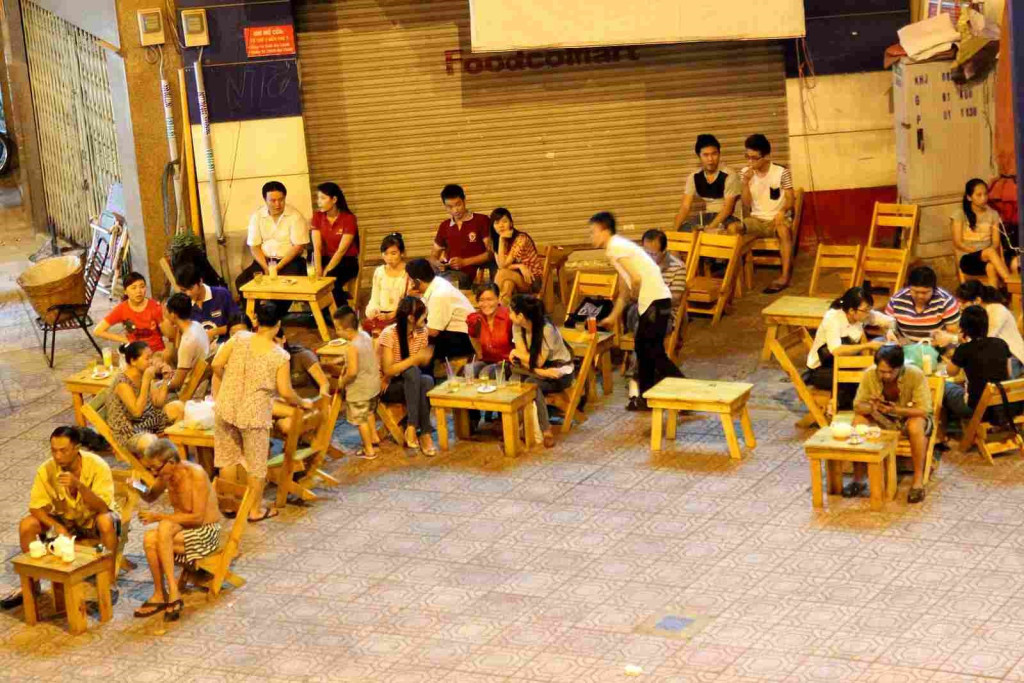 Quán cafe của anh Tuấn đông khách mỗi tối nhờ được hàng xóm yêu quý ủng hộ (Ảnh: Mạnh Vũ)