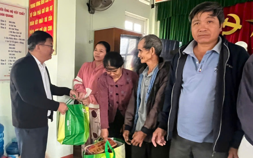 Co.opmart Quy Nhơn và Co.opmart An Nhơn san sẻ yêu thương cùng bà con khó khăn tại thôn Quan Quang