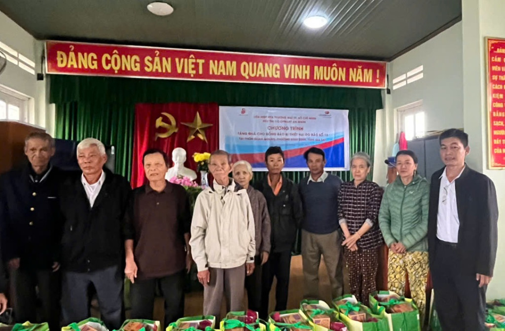 Mỗi phần quà tuy nhỏ bé nhưng chứa đựng tấm lòng sẻ chia và sự cảm thông sâu sắc, hy vọng có thể giúp bà con vơi bớt phần nào nỗi lo trước mắt