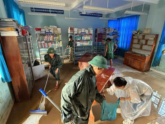 Lữ đoàn 573 triển khai lực lượng vệ sinh phòng học, bàn ghế và trang thiết bị trường học