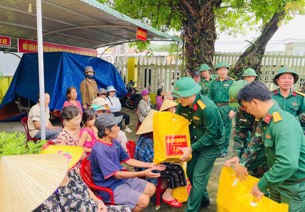 Đại tá Phan Đại Nghĩa tặng quà cho bà con vùng rốn lũ xã Hòa Xuân