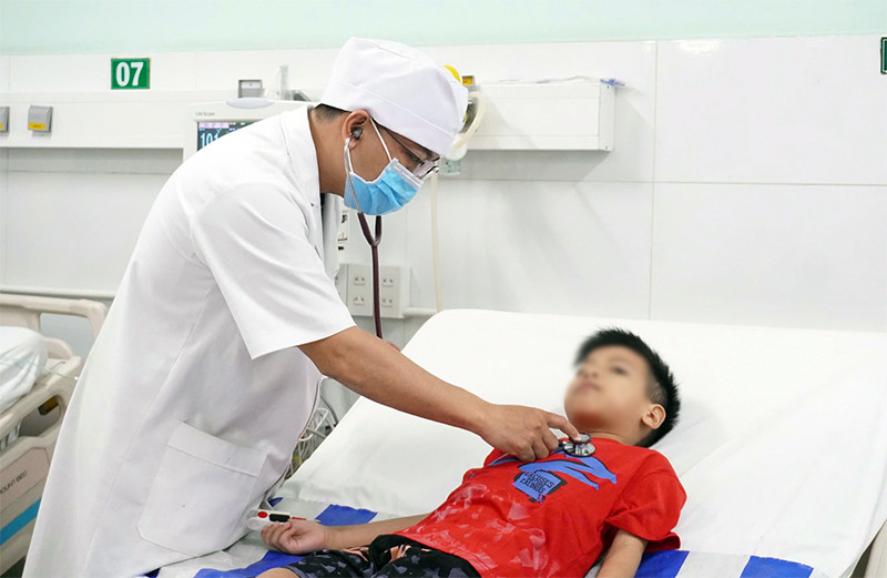 Bác sĩ đang kiểm tra kiểm tình trạng sức khỏe cho bệnh nhi (Ảnh: Trung tâm Kiểm soát bệnh tật tỉnh Đồng Nai)