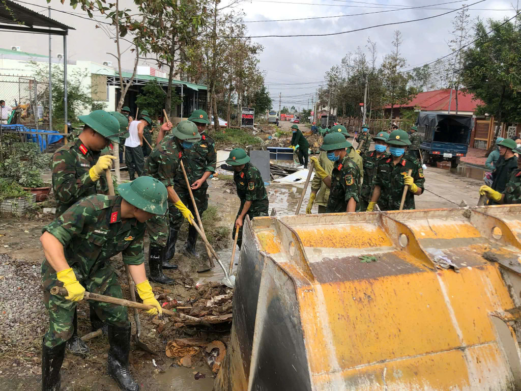 Lực lượng chức năng giúp người dân khắc phục hậu quả mưa lũ tại phường Quy Nhơn Đông, tỉnh Gia Lai