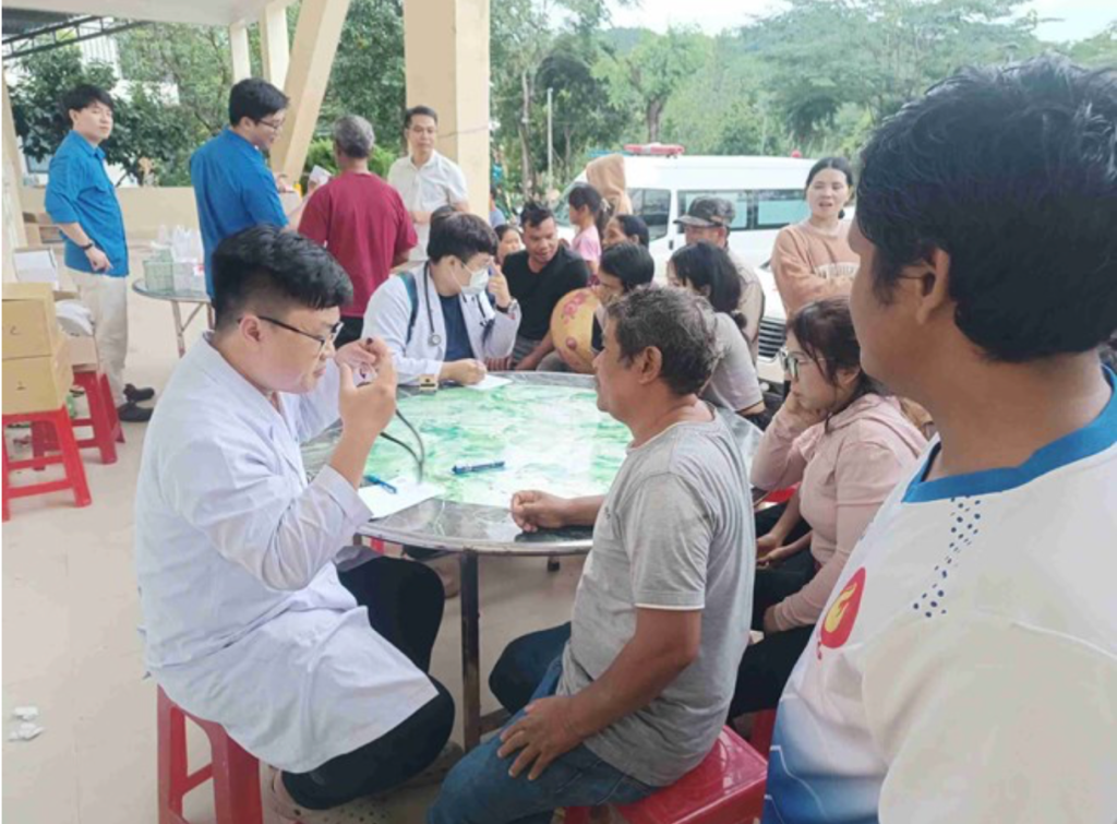 Các bác sĩ đang thăm khám cho người dân (Ảnh: Sở Y tế TP. Hồ Chí Minh)