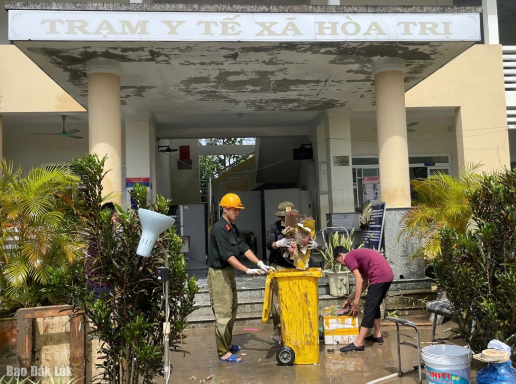 Khẩn trương dọn dẹp vệ sinh các trạm y tế bị ảnh hưởng do bão lũ, nhanh chóng phục vụ công tác chăm sóc sức khỏe nhân dân