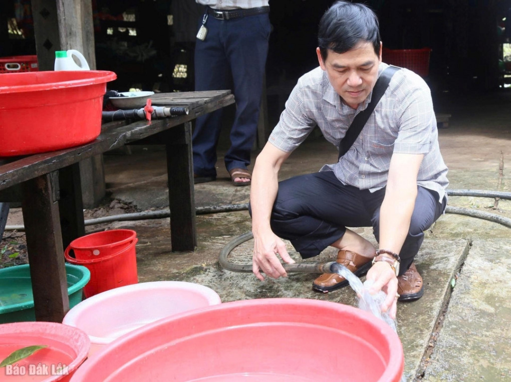 Giám đốc Trung tâm Kiểm soát bệnh tật tỉnh Hoàng Hải Phúc kiểm tra và hướng dẫn cách vệ sinh nguồn nước sinh hoạt sau bão lũ cho người dân