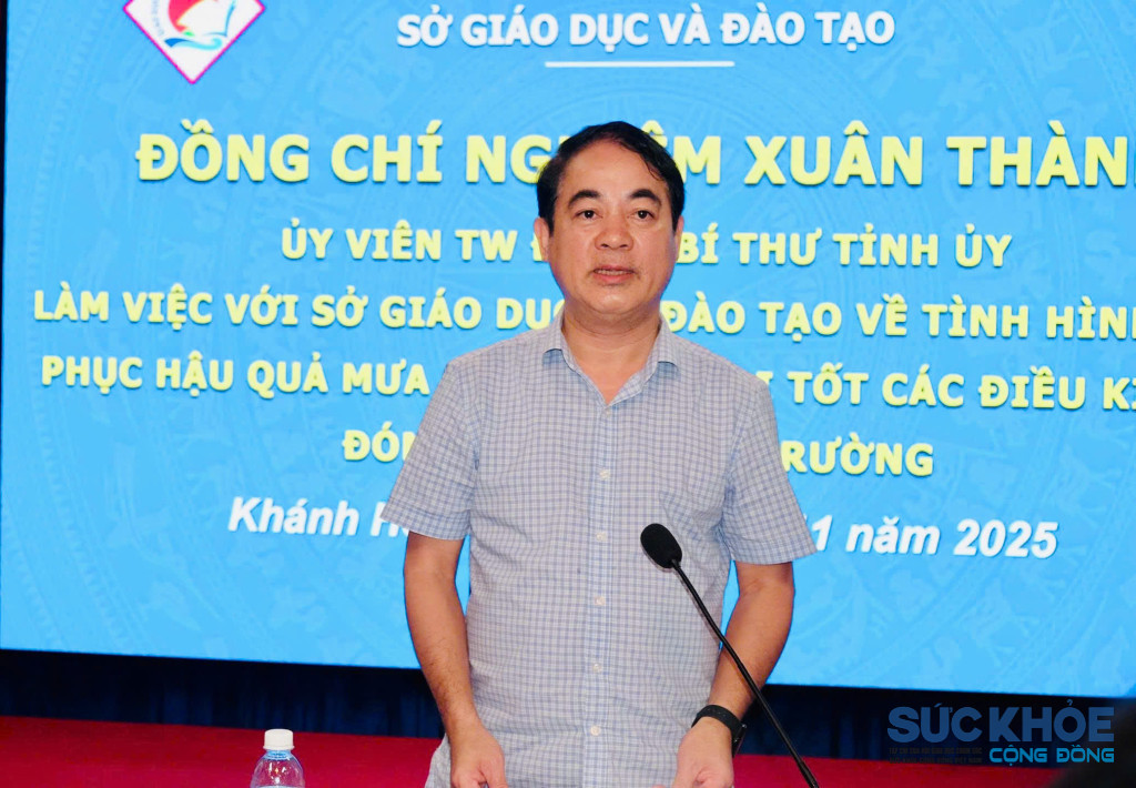 Bí thư Tỉnh ủy Nghiêm Xuân Thành chỉ đạo tại cuộc họp với các cơ sở giáo dục bị thiệt hại nặng (Ảnh: Thanh Huy)