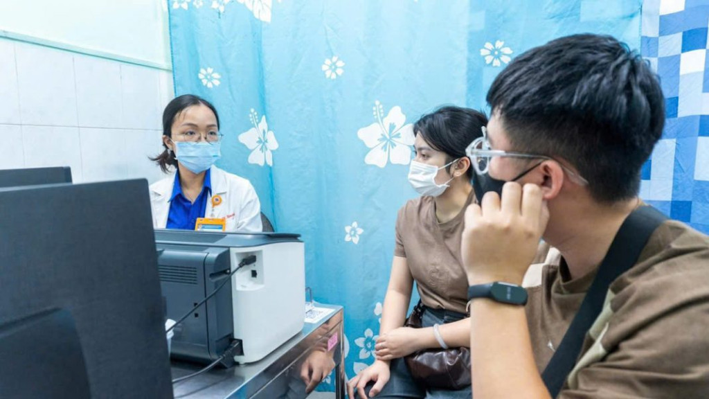 Bác sĩ đang tư vấn khám sức khỏe cho 2 bạn trẻ (Ảnh: Chi cục Dân số TP. Hồ Chí Minh) 
