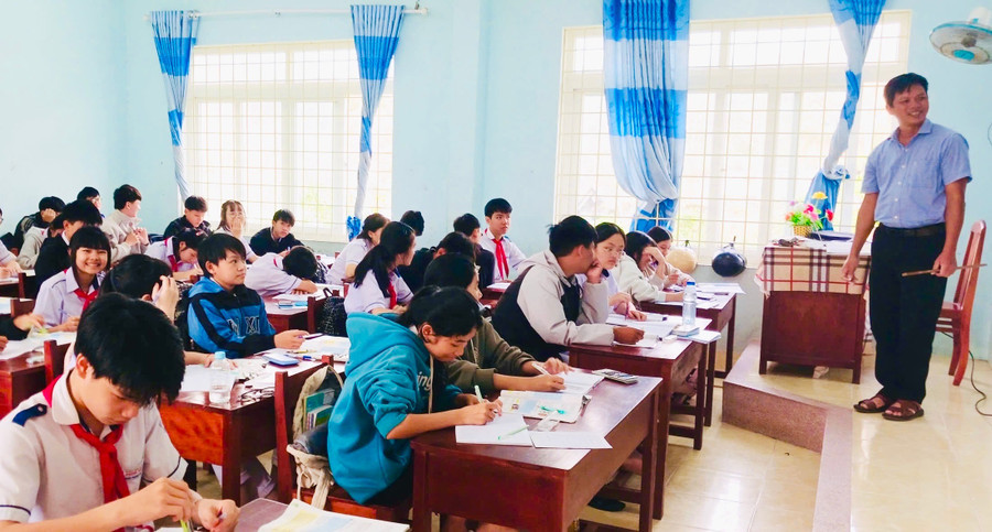 Thầy và trò Trường Trung học cơ sở Phước Thuận (xã Tuy Phước) quay trở lại lớp học sau cơn lũ (Ảnh: Trần Dung)