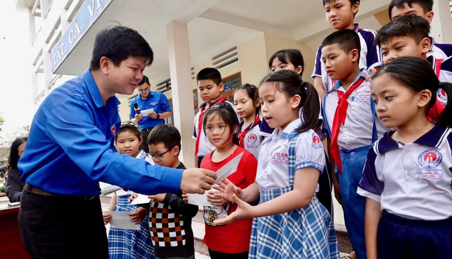 Anh Lý Anh Việt-Phó Bí thư Tỉnh đoàn trao quà cho học sinh Trường Tiểu học Âu Cơ, phường Quy Nhơn Tây (Ảnh: ĐVCC)