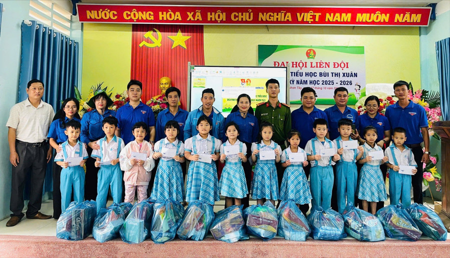 Các đoàn phường tặng quà cho học sinh Trường Tiểu học Bùi Thị Xuân, phường Quy Nhơn Tây (Ảnh: ĐVCC)
