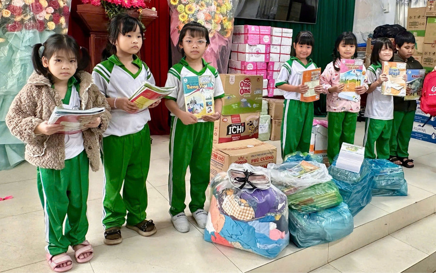 Học sinh Trường Tiểu học Trần Quốc Tuấn hào hứng cùng nhau quyên góp, giúp đỡ những bạn đồng trang lứa thiếu sách vở, đồ dùng học tập do lũ lụt (Ảnh: Dương Linh)