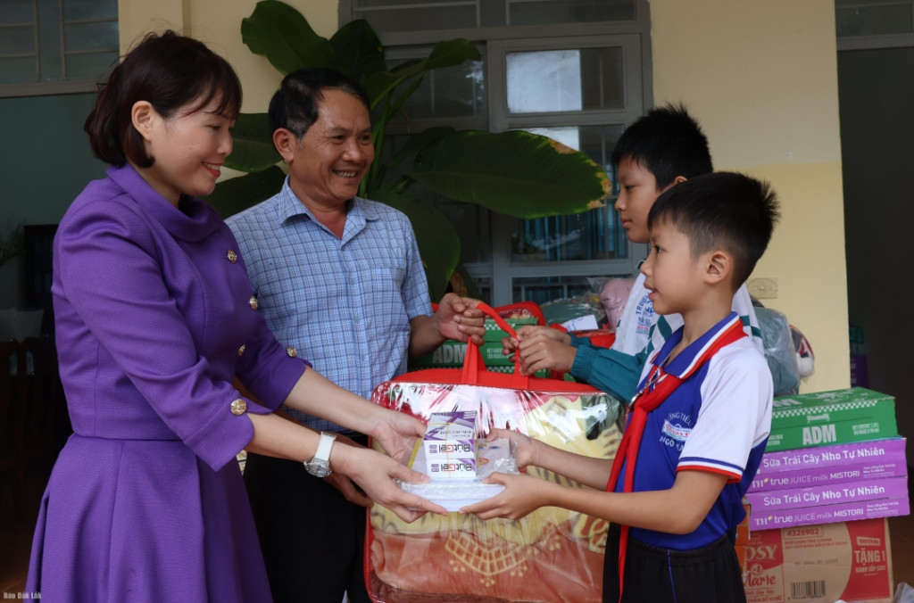 Học sinh Trường Tiểu học Ngô Gia Tự (phường Thành Nhất) ủng hộ đồ dùng học tập, chăn ấm cho các bạn ở vùng lũ