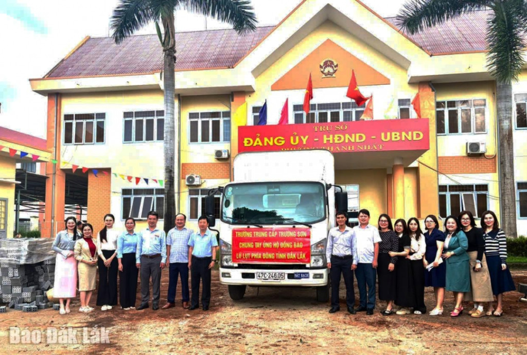 Đại diện UBND phường Thành Nhất tiếp nhận để vận chuyển nhu yếu phẩm tập thể Trường Trung cấp Trường Sơn hỗ trợ đồng bào bị thiệt hại do mưa lũ