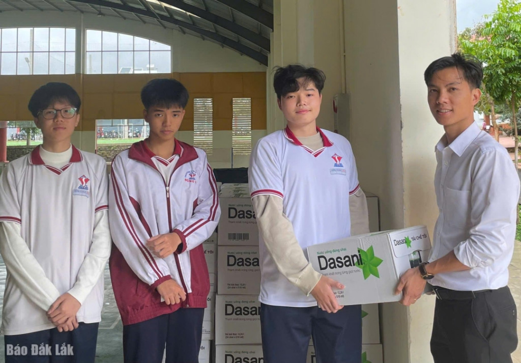 Học sinh Trường THCS và THPT Đông Du (phường Tân An) ủng hộ nhu yếu phẩm cho đồng bào bị ảnh hưởng bởi lũ lụt