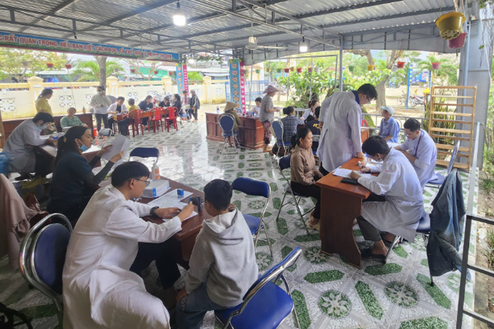 Đoàn chi viện y tế TP. Hồ Chí Minh đang miệt mài khám sức khỏe cho người dân (Ảnh: Sở Y tế TP. Hồ Chí Minh)