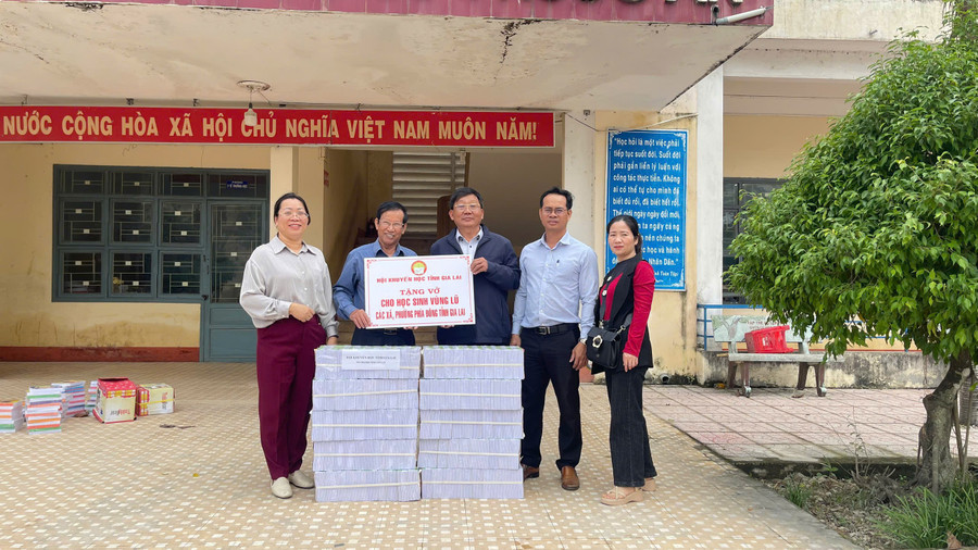 Trao tặng vở cho học sinh Trường THCS Phước An, xã Tuy Phước Tây (Ảnh: Hồ Điểm)