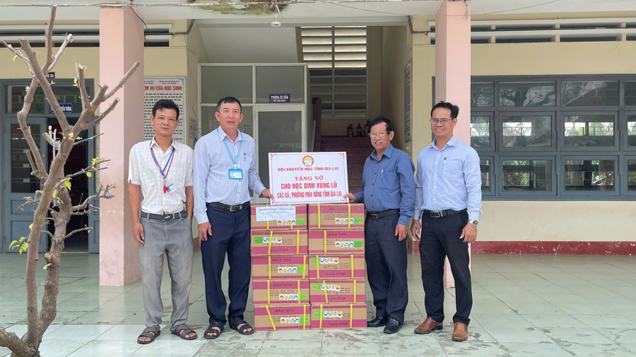 Hội trao tặng vở cho học sinh Trường Tiểu học số 1 Phước Quang, xã Tuy Phước Bắc. (Ảnh: Hồ Điểm)