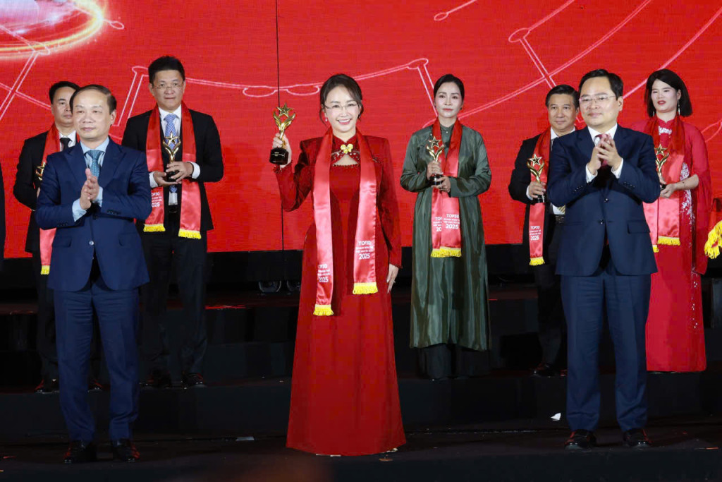 Bà Trần Thị Cẩm Tú được vinh danh Top 30 giải thưởng Sao Đỏ - Doanh nhân trẻ Việt Nam tiêu biểu năm 2025