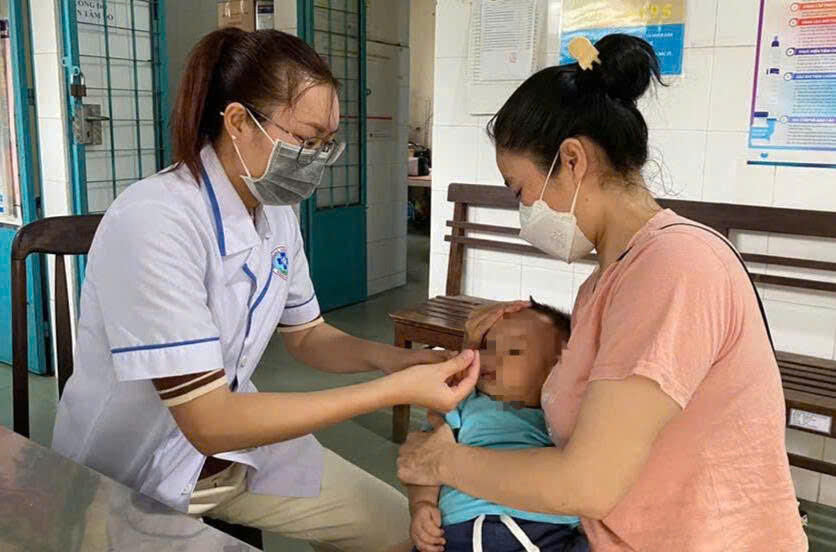 Bác sĩ đang thăm khám cho bệnh nhi (Ảnh: CDC Đồng Nai)