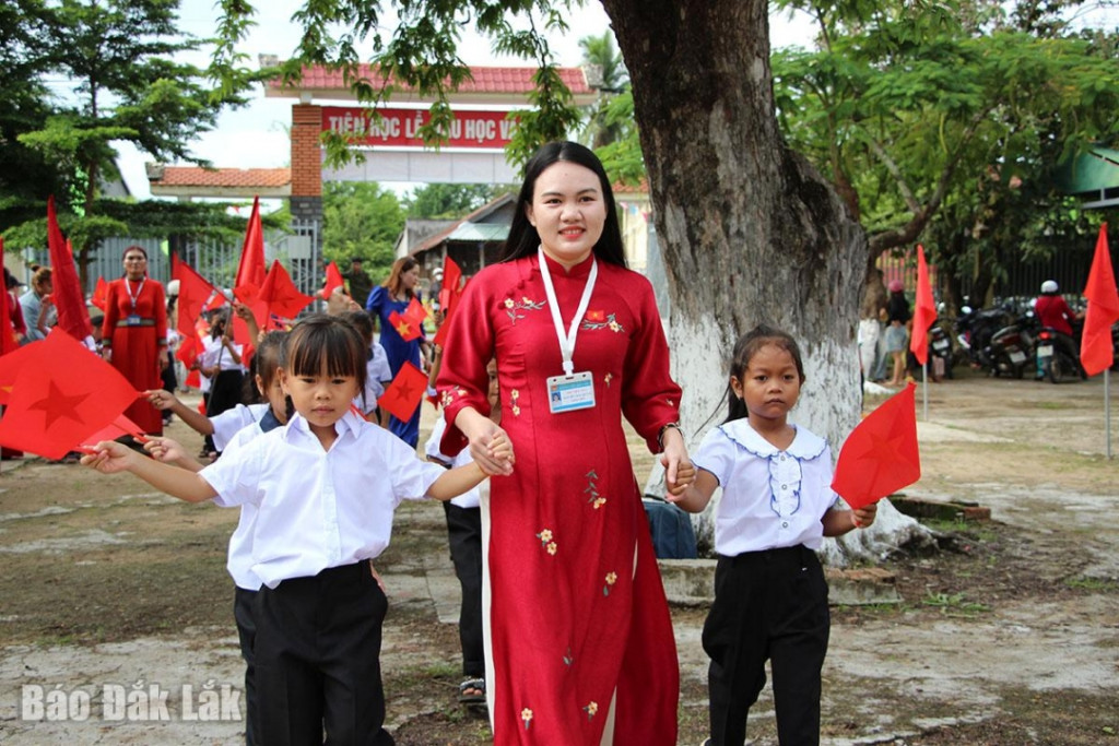 Học sinh lớp 1 Trường Tiểu học Y Jút được các thầy cô quan tâm, chăm lo trong ngày đầu đến trường