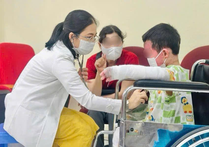 Bác sĩ đang thăm khám cho bệnh nhi (Ảnh: Bệnh viện Nhi Đồng 1)