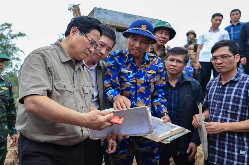 Thủ tướng Phạm Minh Chính xúc động xem những vật dụng của người dân còn sót lại sau lũ lụt ở xã Hòa Thịnh, tỉnh Đắk Lắk