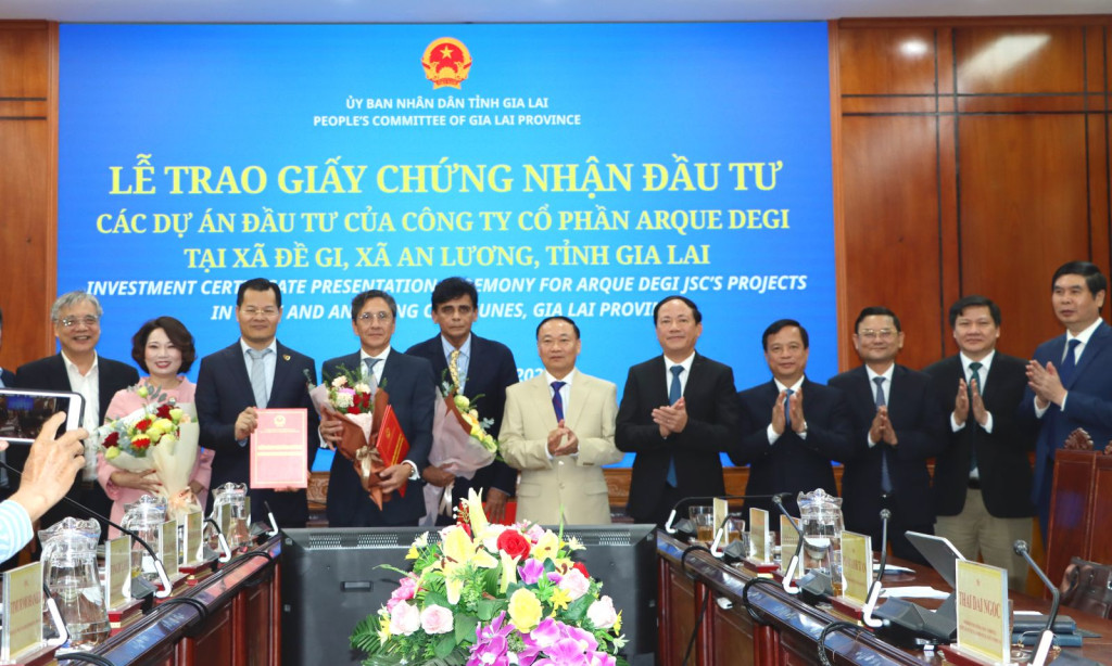 Lãnh đạo tỉnh Gia Lai trao Giấy chứng nhận đăng ký đầu tư cho nhà đầu tư