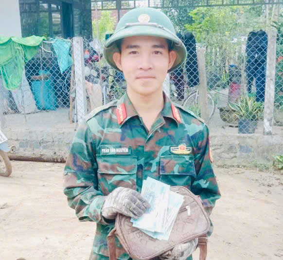 Trung sĩ Trần Văn Nguyên trả lại túi tiền khi giúp dân khắc phục hậu quả thiên tai