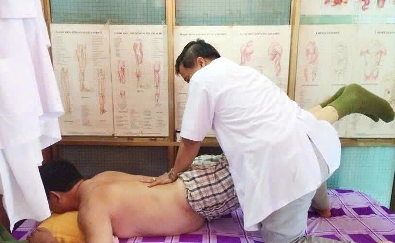 Lương y Nguyễn Tần điều trị cho bệnh nhân