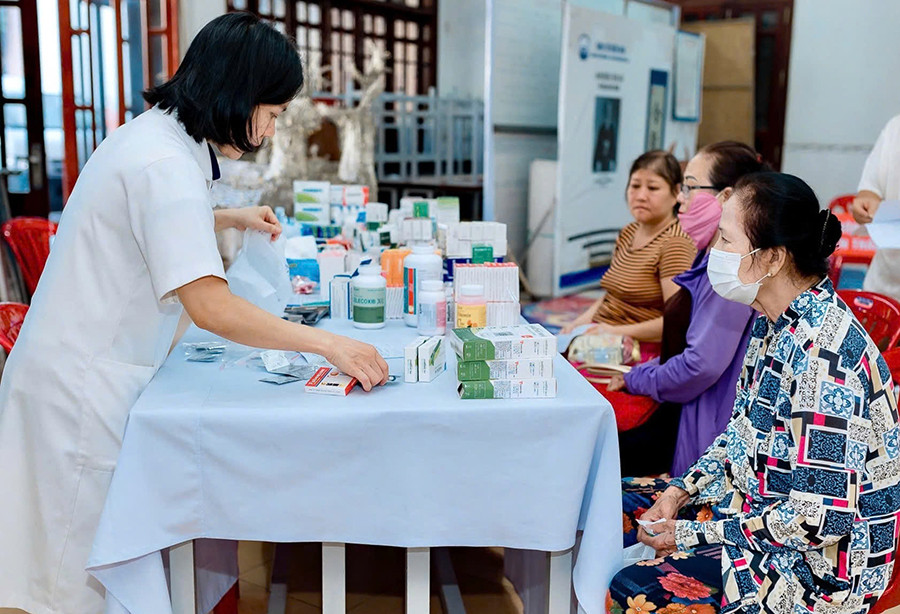 Các bác sĩ đang miệt mài phát thuốc đến tận tay người dân (Ảnh: Trung tâm Kiểm soát bệnh tật tỉnh Đồng Nai) 