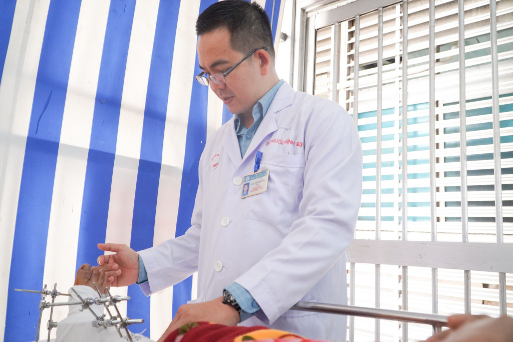 Bác sĩ đang kiểm tra phần chân cho bệnh nhân (Ảnh: Bệnh viện Chợ Rẫy - TP. Hồ Chí Minh)