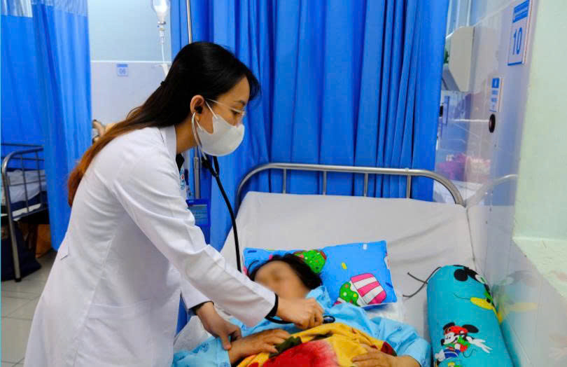 Bác sĩ đang kiểm tra tình trạng sức khỏe cho bệnh nhân (Ảnh: Bệnh viện Đa khoa Thủ Đức - TP. Hồ Chí Minh)