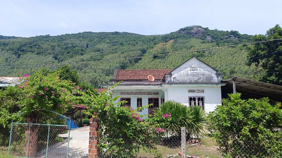Các hộ dân sống trong vùng sạt lở núi Cấm (thôn Chánh Thắng, xã Cát Tiến) sẽ được bố trí nơi ở mới (Ảnh: H.P)