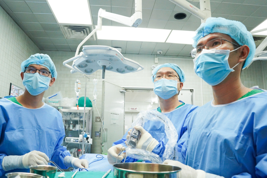 Các bác sĩ đang tiến hành phẫu thuật cho bệnh nhân (Ảnh: Bệnh viện Chợ Rẫy - TP. Hồ Chí Minh)